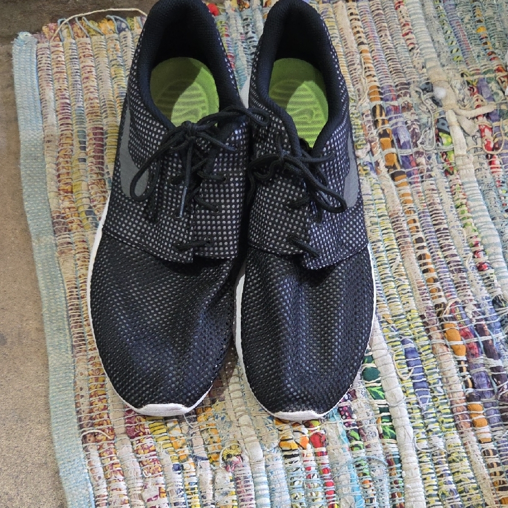 Nike Black Sneakers with Breathable Mesh and Streamlined Design